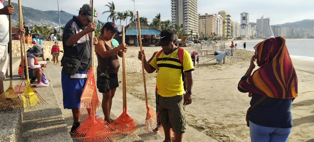 Las cuadrillas de limpieza, integradas por funcionarios y voluntarios, trabajarán desde la playa de Caleta hasta Barra Vieja. Foto La Jornada 