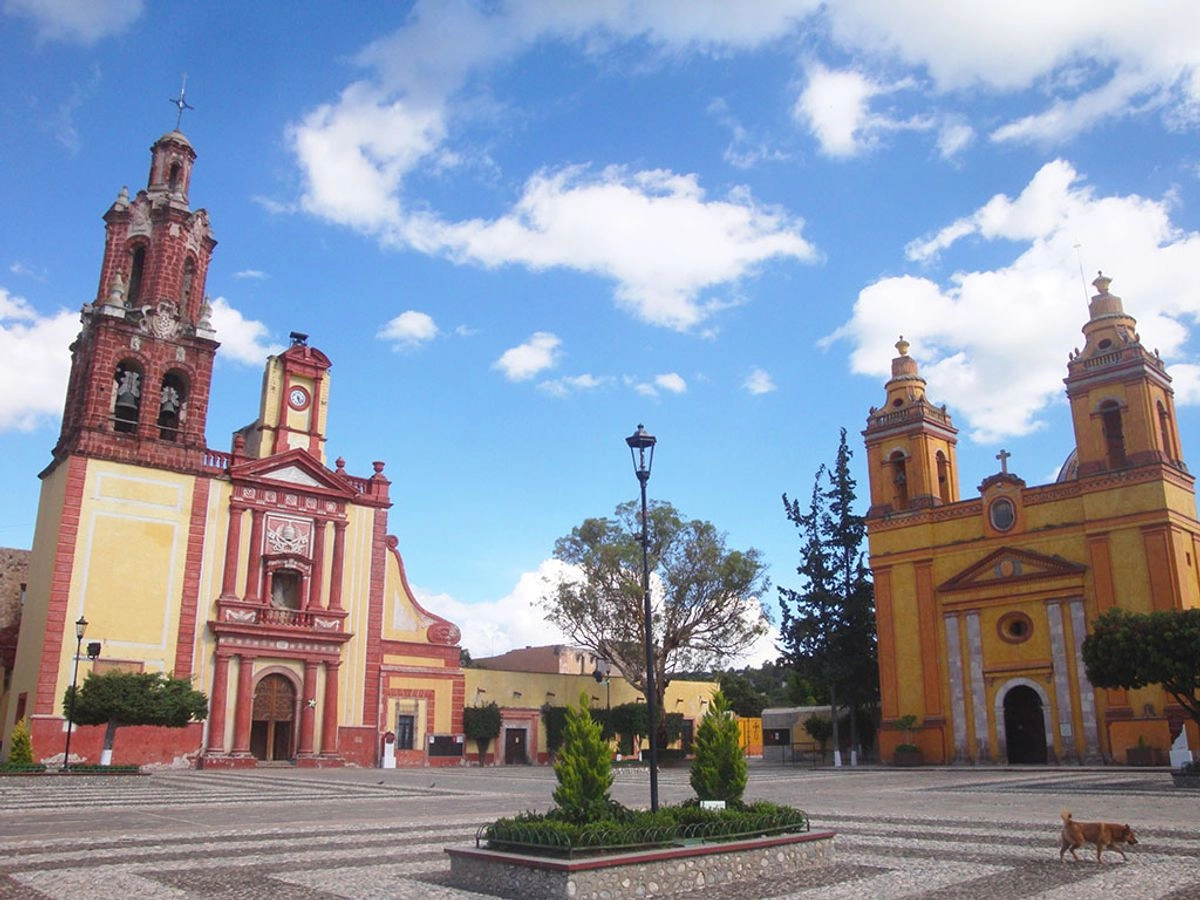 La zona protegida está definida por una poligonal de un trazado irregular de 111 vértices que abarca la ciudad de Cadereyta de Montes e incluye 44 manzanas con edificios históricos. Foto