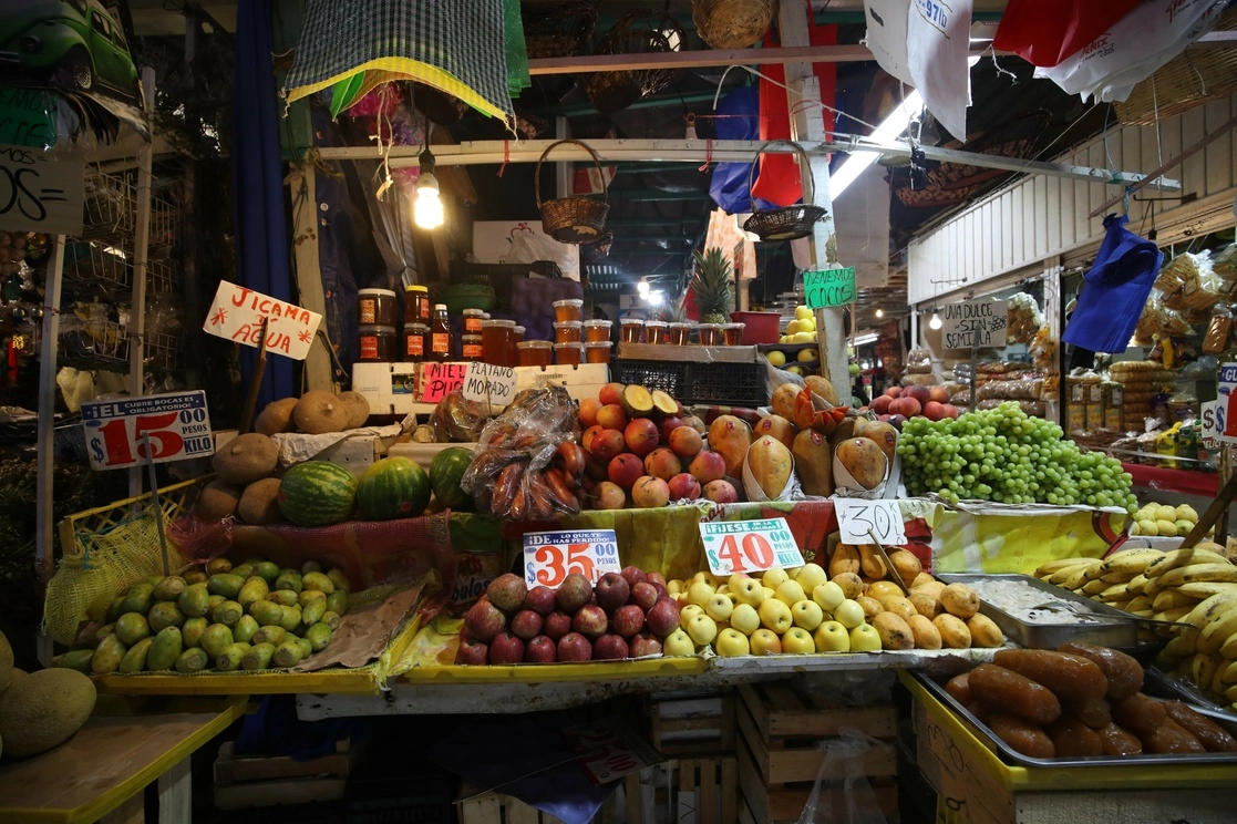 Venta de frutas y verduras en un mercado público de la Ciudad de México. Foto Yazmín Cortés / Archivo
