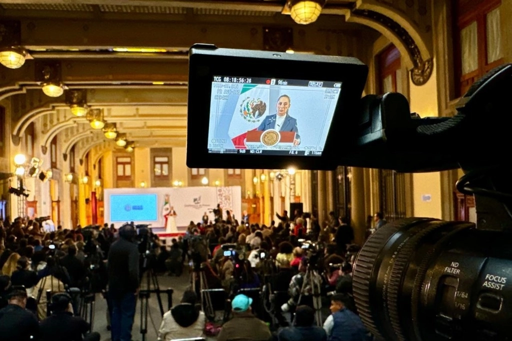 La presidenta Claudia Sheinbaum ofrece su primera conferencia matutina en Palacio Nacional, en la Ciudad de México, el 2 de octubre de 2024. Foto Luis Castillo