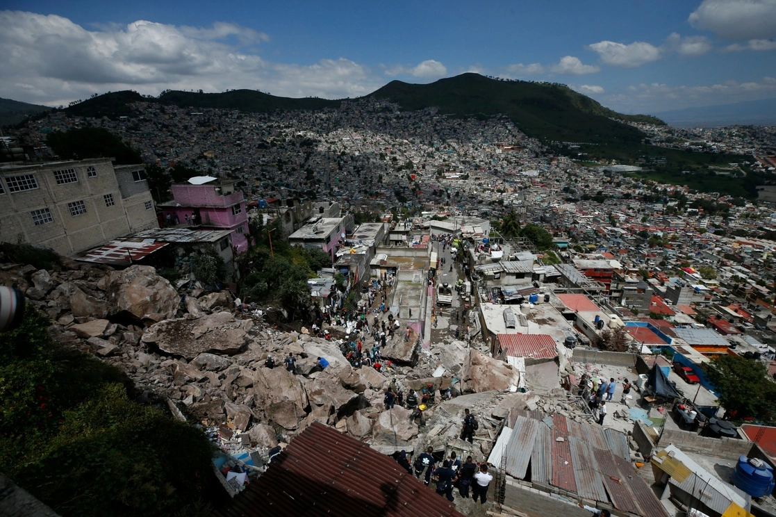 El Centro de Mando Unificado conformado por representantes de los tres niveles de gobierno deciden cada paso a realizar en el cerro del Chiquihuite. Foto Alfredo Domínguez / Archivo