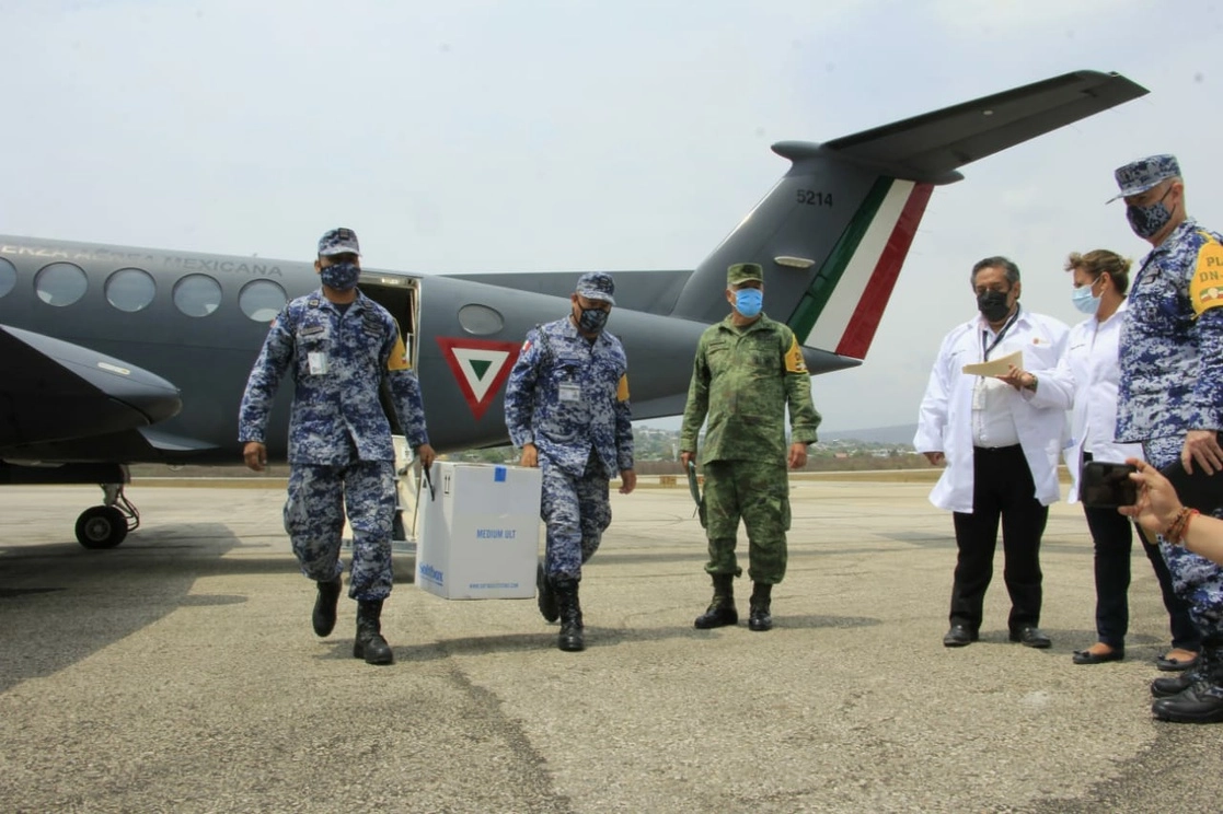 Autoridades llevan las vacunas hacia los distintos puntos de la capital donde serán vacunados los adultos mayores, el 19 de marzo de 2021. Foto La Jornada