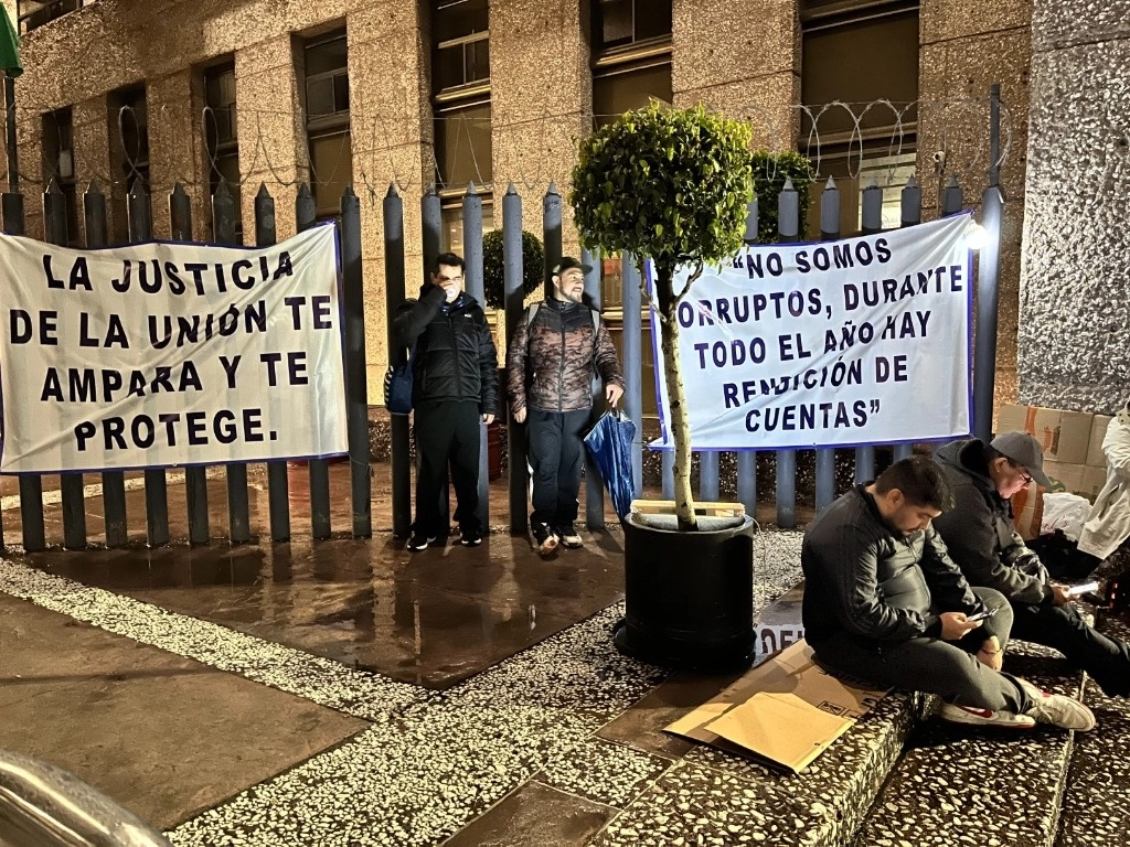 Trabajadores inician suspensión de labores en el PJ. Foto Luis Castillo
