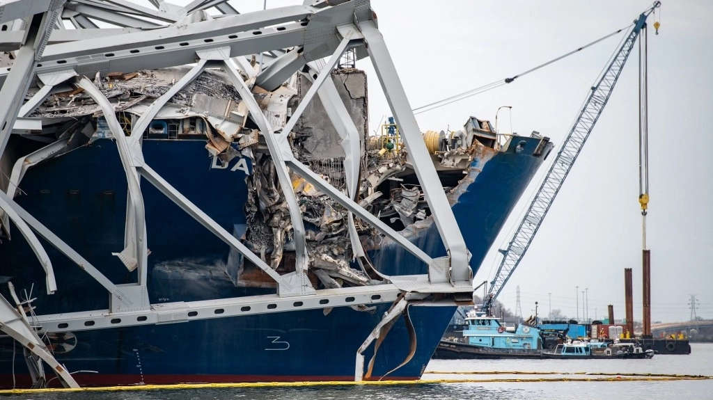 Parte del puente Francis Scott Key colapsado que descansa sobre el buque portacontenedores Dali en el río Patapsco, en Baltimore, Maryland, el 30 de marzo de 2024. Foto Afp