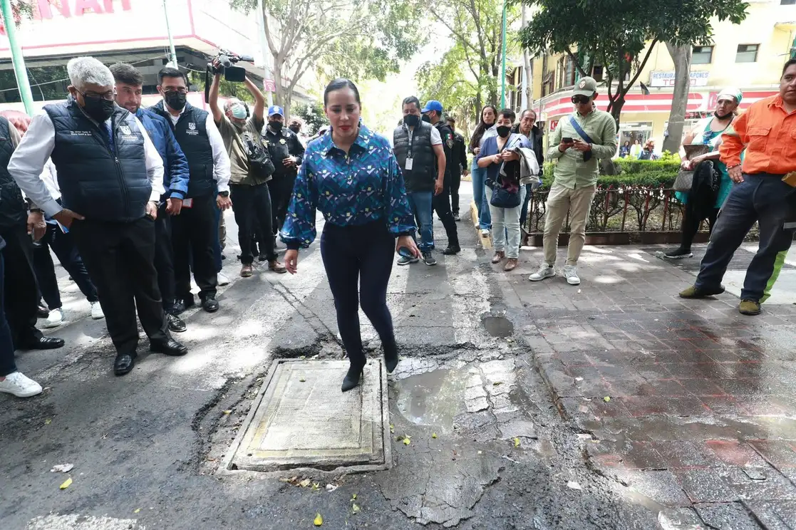 La alcaldesa de Cuauhtémoc, Sandra Cuevas, recorrió las calles de la Zona Rosa, donde se programó el trabajo de reencarpetamiento en varias calles, en la Ciudad de México, el 5 de septiembre de 2022. Foto Luis Castillo