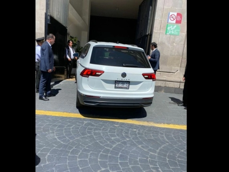 Tras haber recibido su constancia de mayoría que la acredita como gobernadora electa del estado de México, Delfina Gómez acudió a Palacio de Gobierno para sostener un primer encuentro oficial con Alfredo del Mazo, el 11 de julio de 2023. Foto Israel Dávila