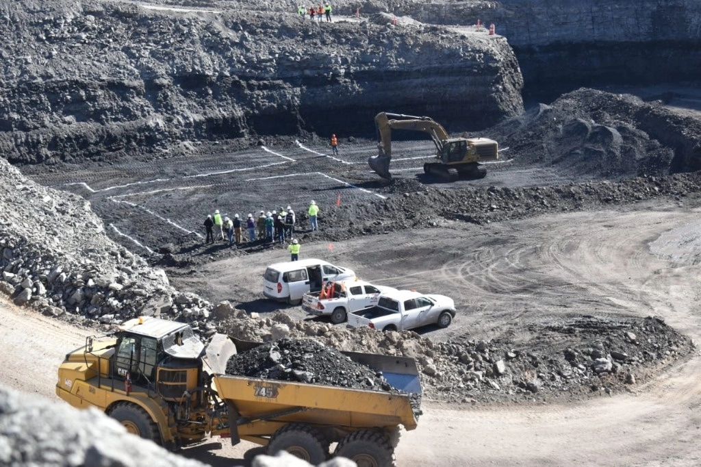 Autoridades federales y estatales iniciaron los trabajos de exploración en inmediaciones del tiro cuatro, donde podrían estar los cuerpos de los 10 mineros que murieron en la mina El Pinabete, el 3 de agosto de 2022. Foto Leopoldo Ramos