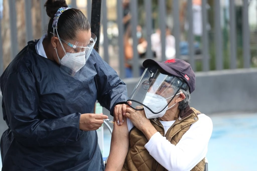 La Secretaría de Salud del Gobierno capitalino inició la campaña de vacunación contra la influenza estacional 2020-2021, en la Ciudad de México. Foto Luis Castillo