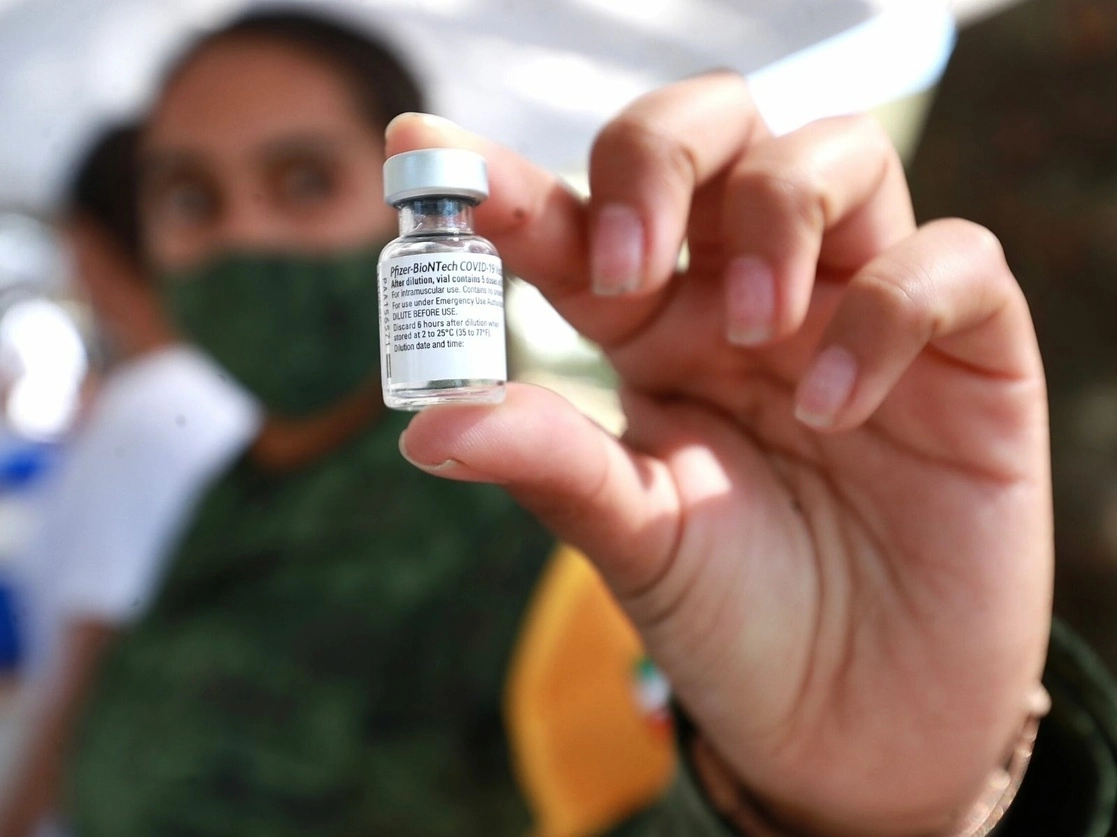 Una vacuna de Pfizer-BionTech contra Covid-19. Foto Luis Castillo / Archivo