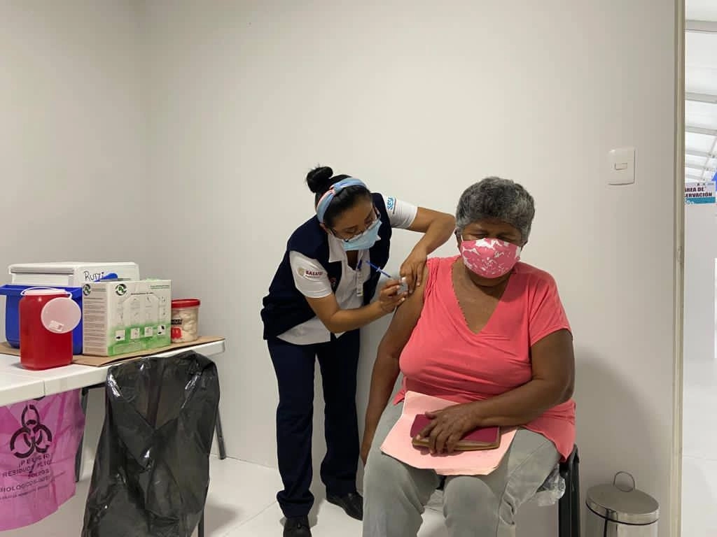 Inicio de la vacunación contra Covid-19 en el Hospital General de Cancún, Quintana Roo, el 29 de marzo de 2021. Foto tomada del Twitter de @CarlosJoaquin