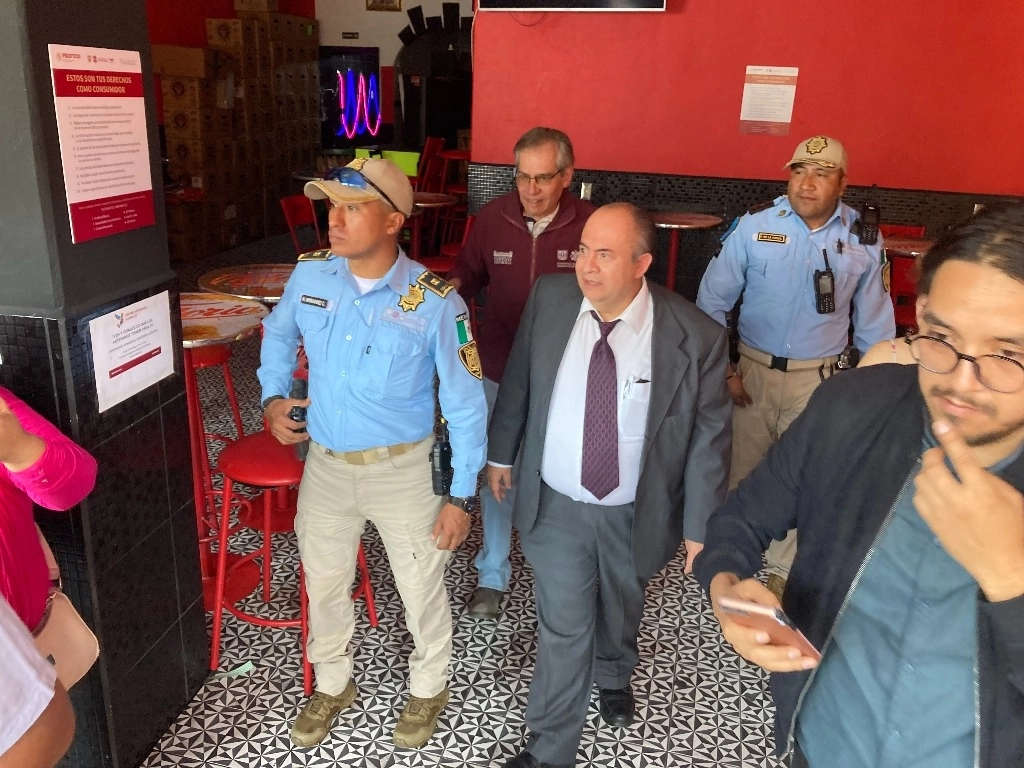 Manuel Oropeza, coordinador de la Autoridad del Centro Histórico, colocó 35 anuncios con los 10 puntos que establecen los derechos del consumidor. Foro Bertha Teresa Ramírez