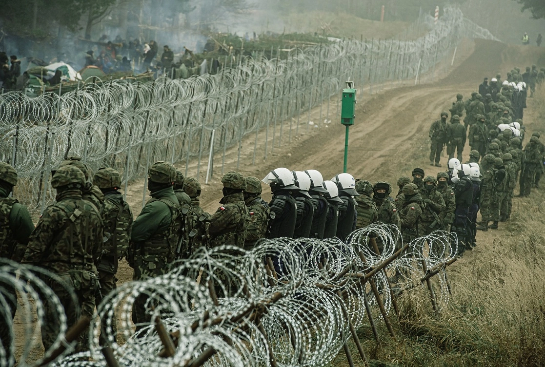 Soldados polacos custodian la frontera con Bielorrusia ante los intentos de miles de migrantes de cruzar, el pasado 11 de noviembre. Foto Europa Press