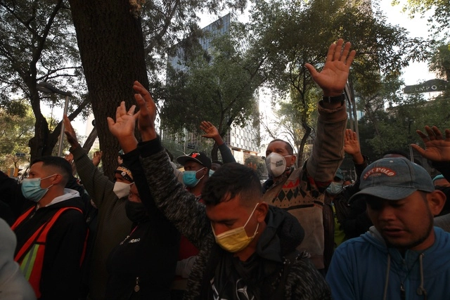 Integrantes de caravana migrante caminaron de Palacio Nacional, al Senado y posteriormente a Segob. Foto Alfredo Domínguez