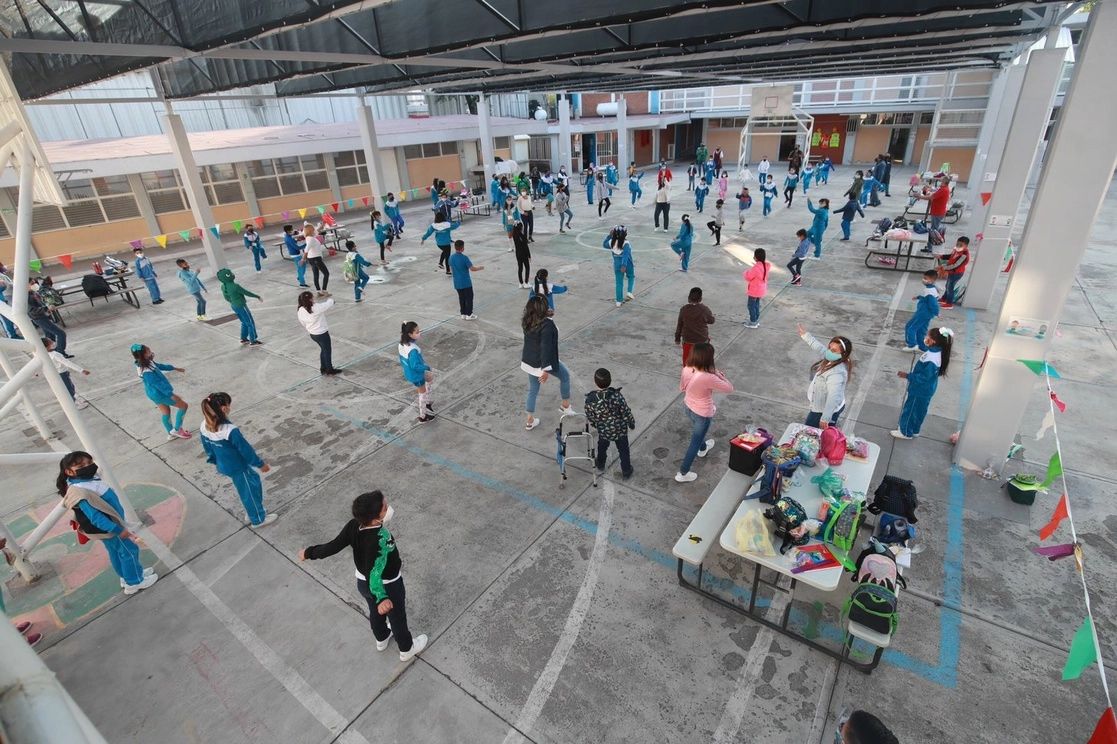 Estudiantes de una escuela primaria ubicada en la alcaldía Iztacalco, Ciudad de México. Foto Luis Castillo / Archivo