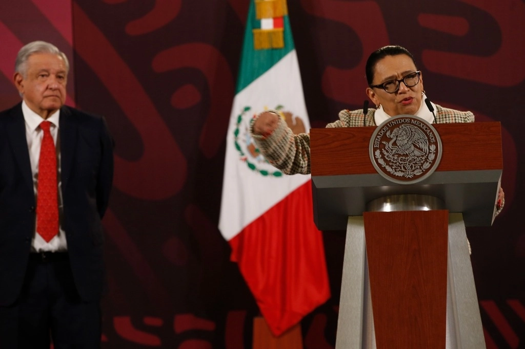 El presidente Andrés Manuel López Obrador escucha la participación de la titular de la SSPC, Rosa Icela Rodríguez, durante una de sus conferencias desde Palacio Nacional. Foto José Antonio López / Archivo 