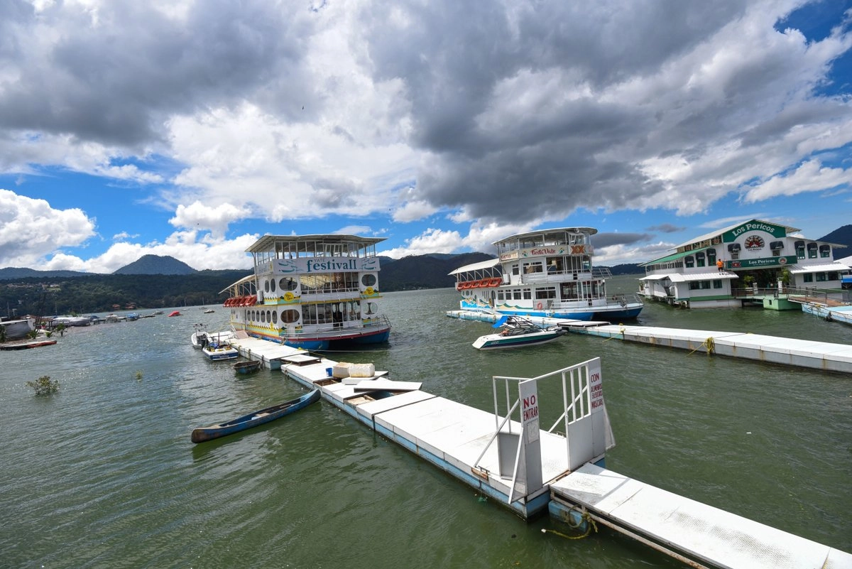 Los barcos, restaurantes y lanchas que prestan servicio al turismo que acude al embarcadero de la Presa Miguel Alemán o Presa de Valle de Bravo han regresado a sus puntos habituales después de que este cuerpo de agua que pertenece al Sistema Cutzamala se ha recuperado debido a las lluvias de las últimas semanas, aumentando su nivel de capacidad a 93.31 por ciento. Foto