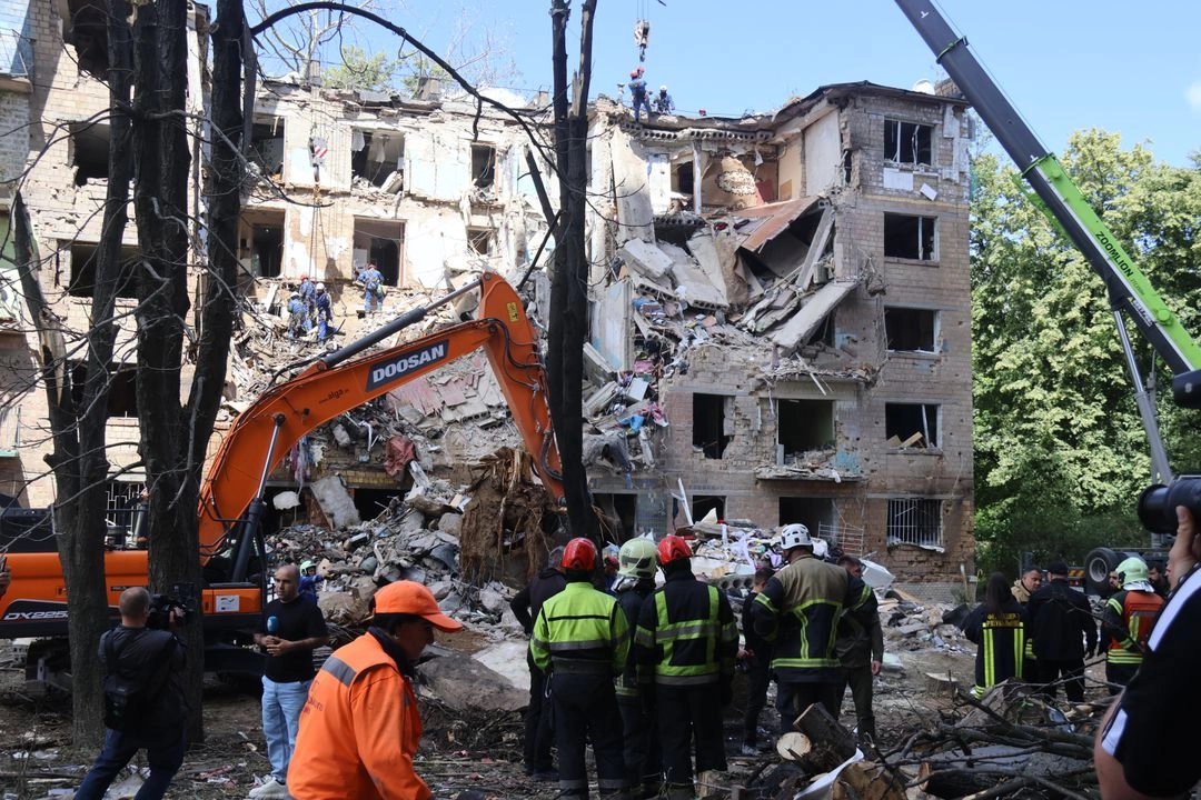 Empleados del Servicio Estatal de Emergencias de Ucrania realizan operaciones de búsqueda y limpieza en el lugar de un ataque aéreo en Kiev, Ucrania, el 23 de junio de 2025.