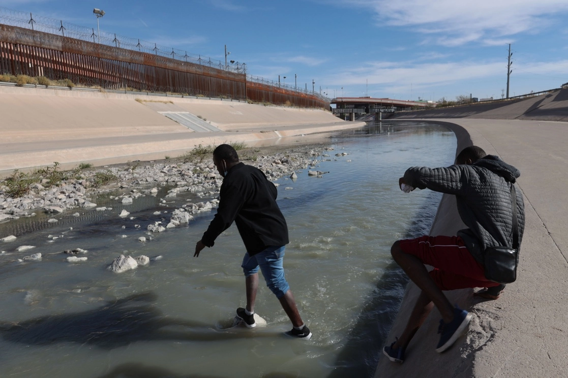 Migrantes cruzan el río Bravo, en la frontera de Ciudad Juárez con El Paso, Texas, donde se espera que desde hoy lleguen los primeros extranjeros devueltos para esperar respuesta a su solicitud de asilo. Foto Xinhua