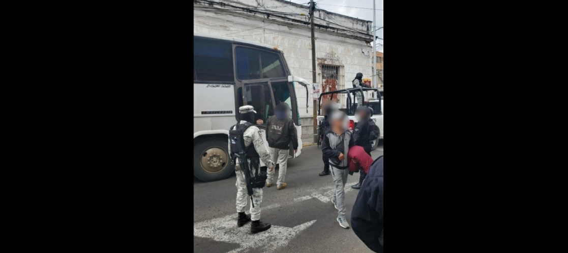 Personal del INM aseguro a los extranjeros que viajaban de manera irregular. Foto INM