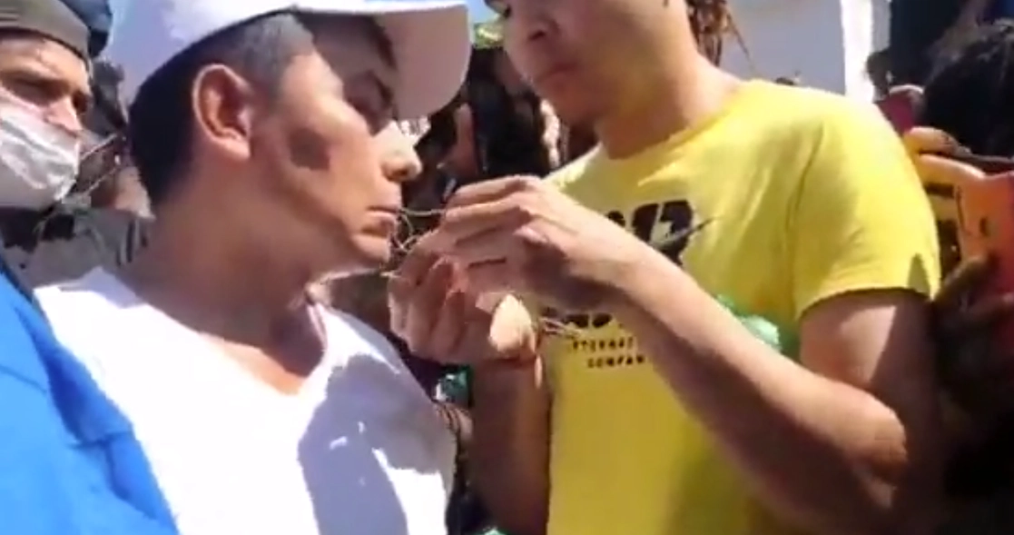 Fueron diez migrantes que se costuraron los labios en Tapachula para exigir la agilización en la entrega de docuemntos migratorios. Foto tomada de un video