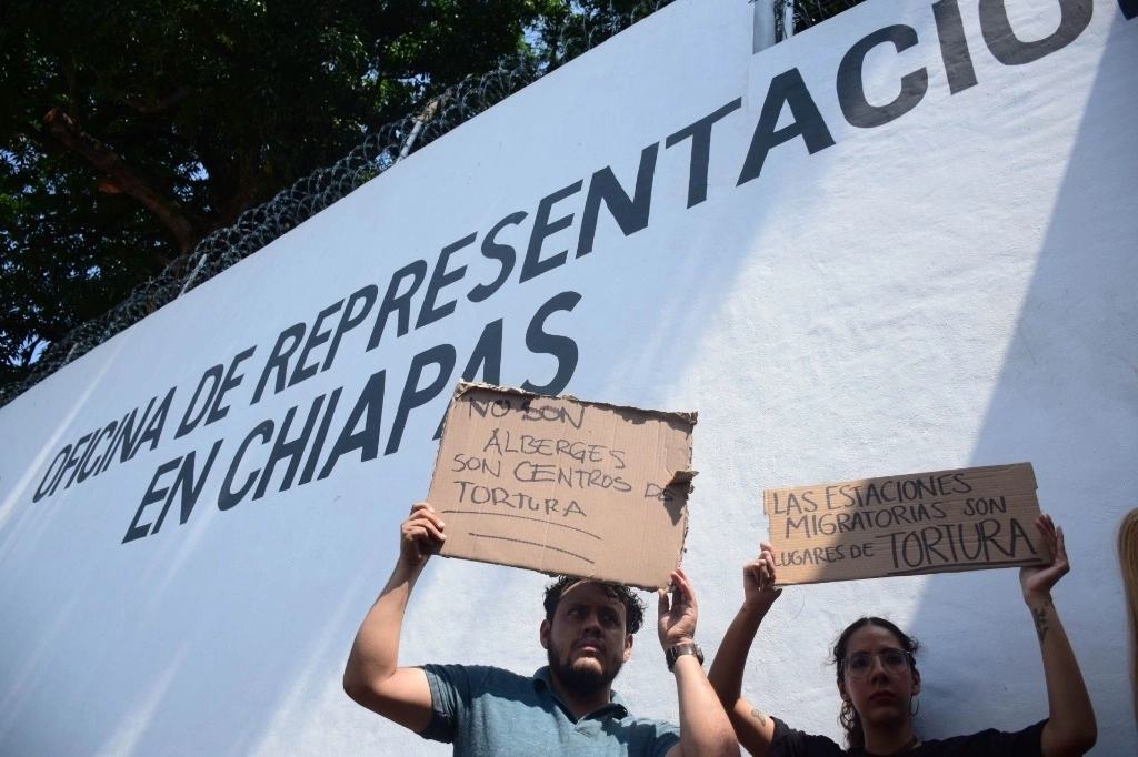 Migrantes protestan afuera de la oficina de representación del INM en Chiapas. Foto Cuartoscuro  