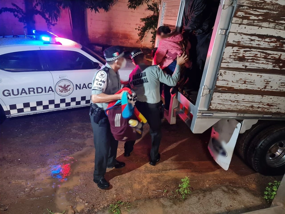 La Guardia Nacional aseguró que los mil 494 migrantes viajaban en condición de hacinamiento y fueron entregados al INM. Foto cortesía de la GN