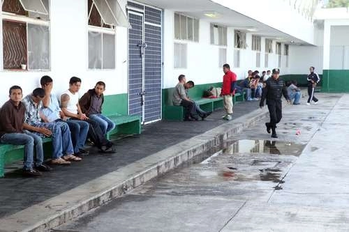 Vista de la estación migratoria de Iztapalapa, donde se retiene a extranjeros mientras se resuelve su situación legal en México. Foto Jesús Villaseca / archivo 