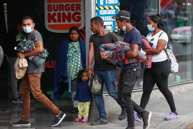 Migrantes en Chiapas siguen a la espera de resolución para ingresar a Estados Unidos en asilo. Foto Víctor Camacho/Archivo
