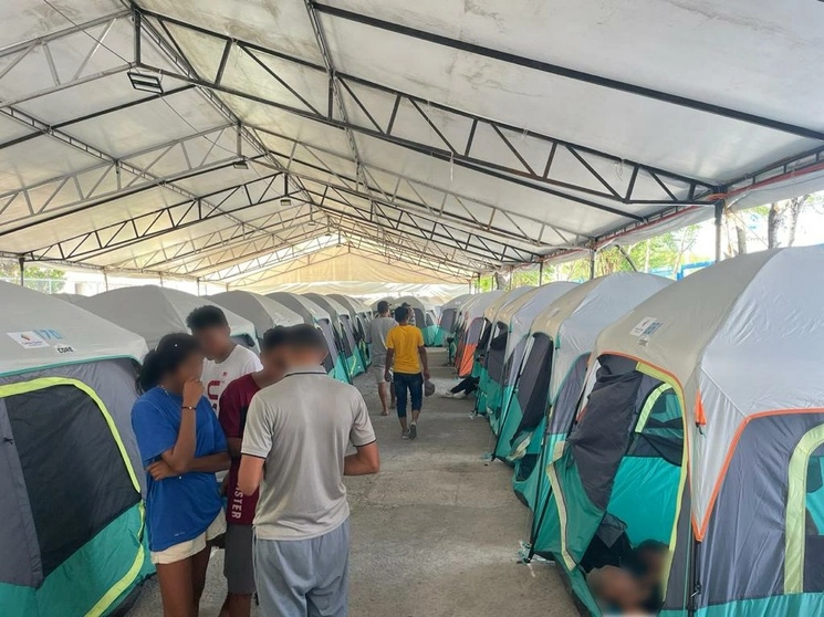 El Instituto Nacional de Migración, en coordinación con autoridades de los tres niveles de gobierno y organizaciones de la sociedad civil, instaló un albergue en Matamoros, Tamaulipas, para las personas que esperan en México respuesta a su solicitud de asilo al gobierno de EU. Imagen tomada de @INAMI_mx