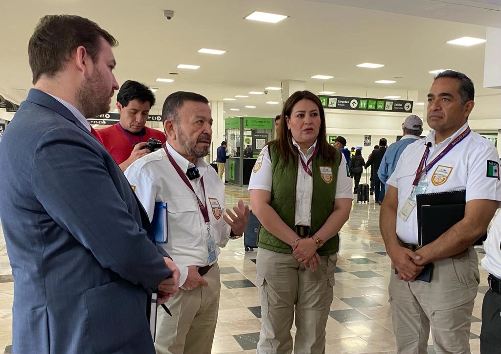 Personal de la INM y funcionarios de la embajada de Colombia en México, en las instalaciones del AICM. Foto Tomada del Twitter @INAMI_mx