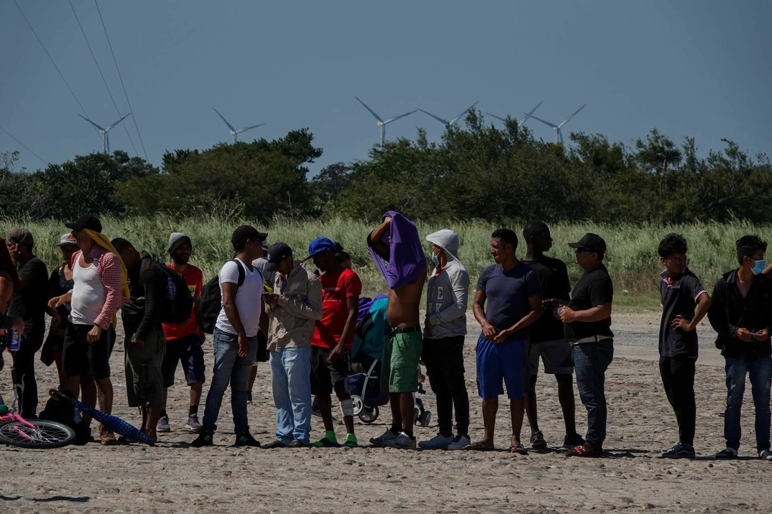 Integrantes de la caravana durante su paso por Arriaga, Chiapas, esperan para continuar su camino hacia la Ciudad de México. Foto Cuartoscuro