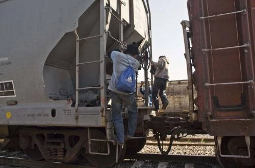 Migrantes suben a un tren en la localidad de Apizaco, Tlaxcala en imagen de archivo. Foto La Jornada