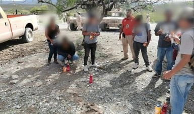 Migrantes y personas mexicanas durante su rescate por personal del Grupo Beta de Migración. Foto Cortesía INM