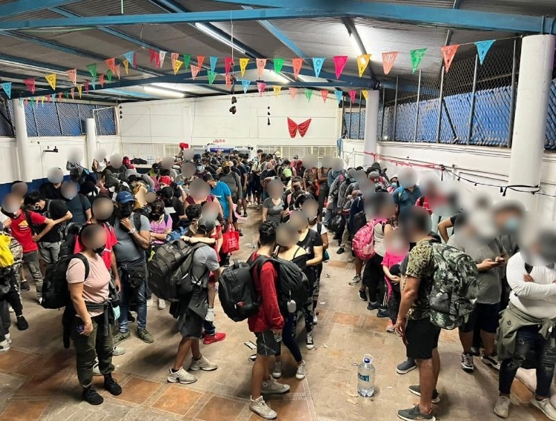 La mayoría de los migrantes detenidos son mujeres, algunas viajaban con sus hijos. Foto La Jornada 