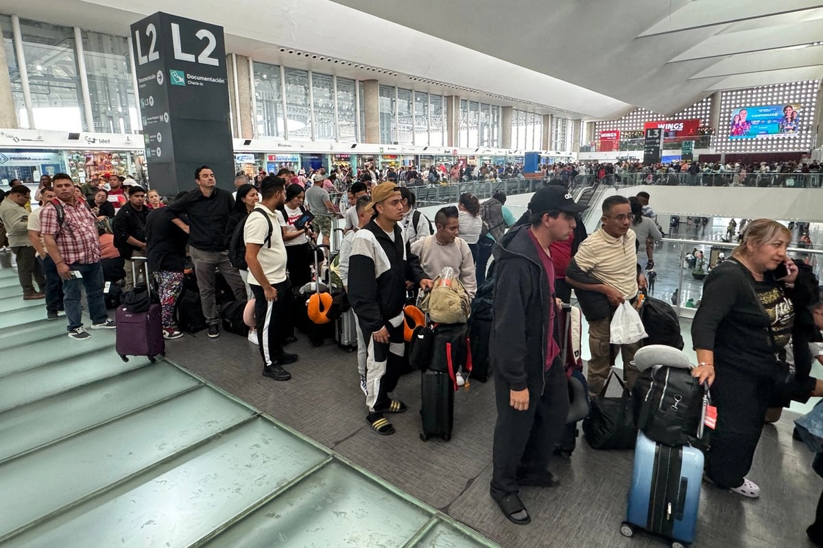 El llenado digital del Formato de Estadístico para Mexicanos tiene como objetivo agilizar el abordaje de vuelos hacia el extranjero; en la imagen, largas filas de usuarios del AICM. Foto 
