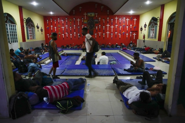 Migrantes pernoctan en Tenosique, Tabasco, después de una larga travesía. La imagen, de marzo pasado. Foto Víctor Camacho