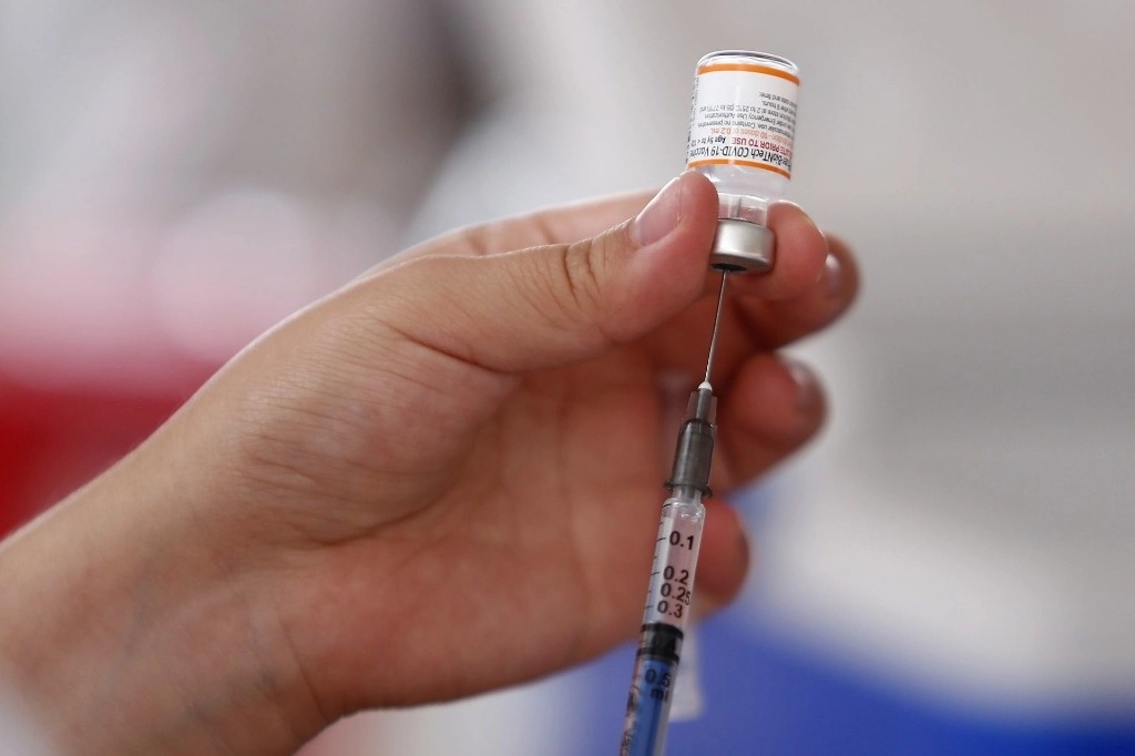 La Cofepris informó que el próximo 29 de noviembre emitirá las resoluciones sobre las solicitudes de registros sanitarios para las vacunas contra el virus SARS-CoV-2, causante de covid-19, de los laboratorios Pfizer y Moderna. Foto Cuartoscuro / Archivo 