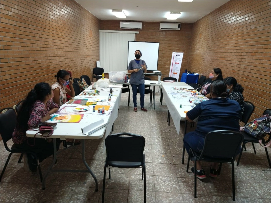 Taller de arte-terapia "Sanando Juntas", organizado por Inmujer e Imjuve de Nuevo Laredo, el 7 de septiembre de 2022. Foto ‘La Jornada’ 