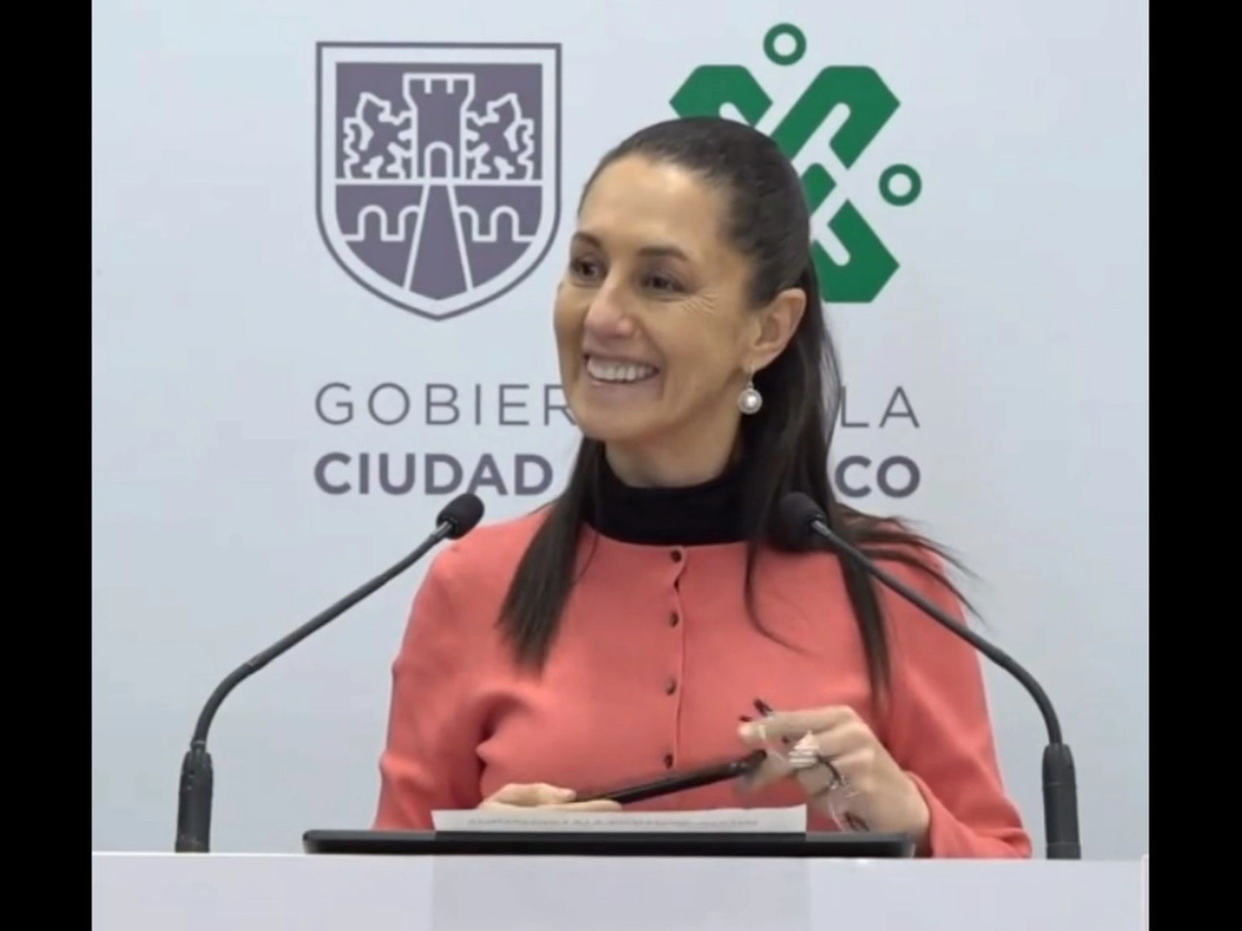 La jefa de Gobierno lució un buen semblante tras dos semanas de ausencia en su oficina del Centro Histórico. Imagen tomada de la transmisión en vivo a través del Twitter de @Claudiashein