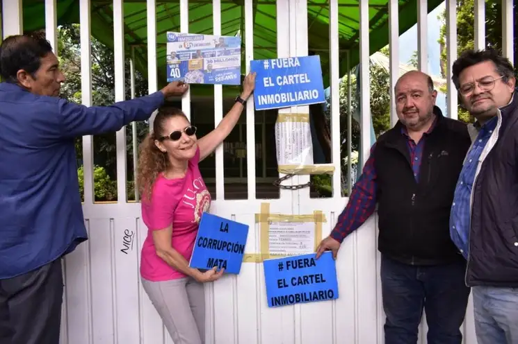 Vecinos de la alcaldía Benito Juárez desplegaron cartelones frente al inmueble, con valor de 58 millones de pesos, ubicado en José María Rico 617, colonia Del Valle, cuya propiedad, afirmaron, está a nombre de Noelia Romero Herrera, hermana del diputado panista. Foto ‘La Jornada’