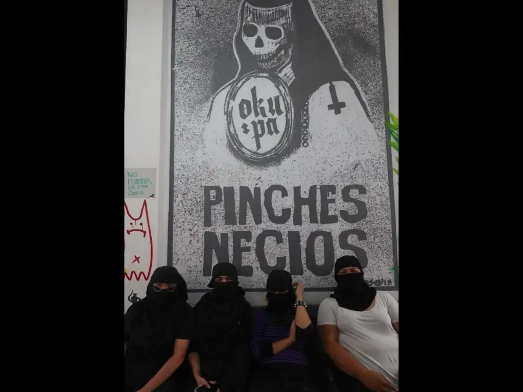 Integrantes del colectivo OKUPA previo a una asamblea a puerta cerrada en las instalaciones tomadas de la sede de la Comisión Nacional de los Derechos Humanos, en el Centro Histórico de la Ciudad de México, el día de ayer. Foto Yazmín Ortega Cortés