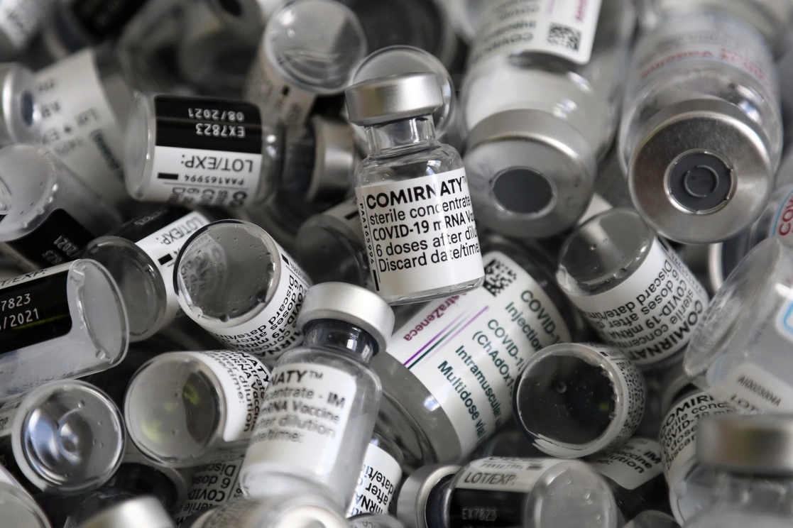 Viales vacíos de vacuna Pfizer.BioNTech contra el Covid-19 en una caja, durante una campaña de vacunación en Vaccine Village en Ebersberg, cerca de Munich, Alemania, el 15 de mayo de 2021. Foto Ap