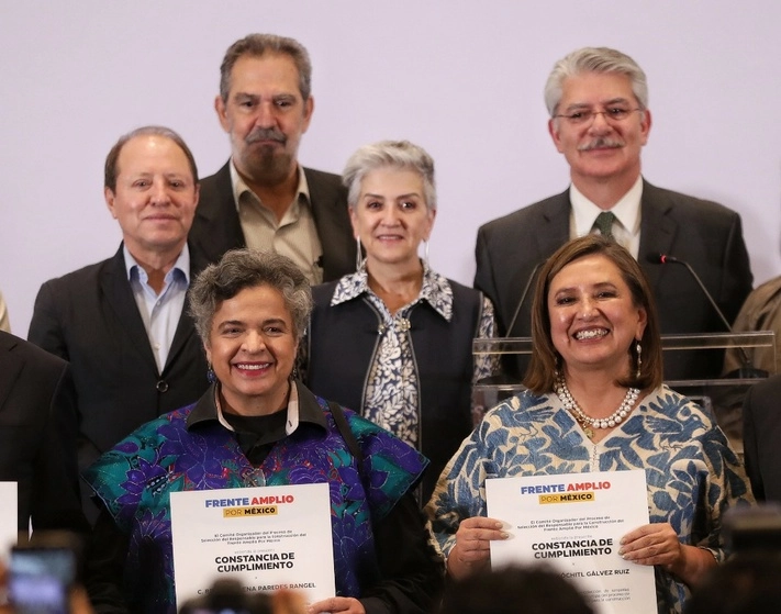 La priísta Beatriz Paredes y la panista Xóchitl Gálvez, virtual candidata presidencial del Frente Amplio. Foto Marco Peláez / Archivo 