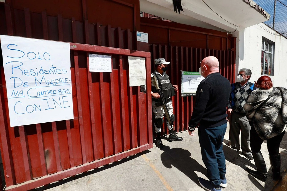 Aviso a la entrada de una escuela convertida en centro de vacunación contra Covid-19, en la alcaldía Magdalena Contreras, hace un par de días. Foto Luis Castillo