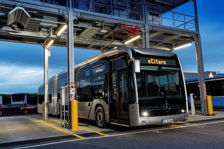 El eCitaro G es totalmente eléctrico y articulado, puede transportar hasta146 personas. Foto cortesía Daimler Buses AG.