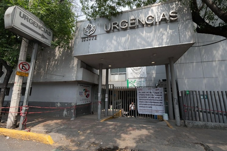 Hospital del ISSTE Dr. Darío Fernández, en la CDMX. La entrada a urgencias se encuentra bajo un protocolo especial por la pandemia. Foto Pablo Ramos