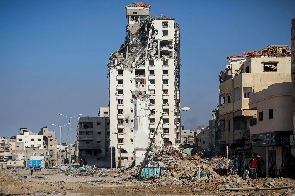Se cumplen seis días de la tregua temporal entre Hamas e Israel; en la imagen, un edificio dañado en Gaza por los bombardeos. Foto Ap