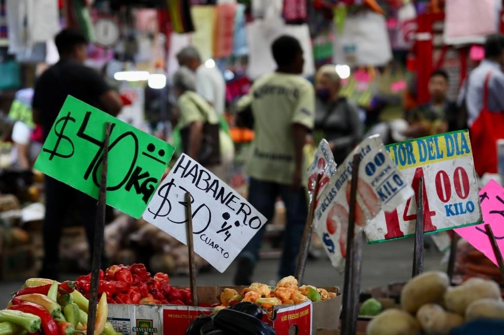 Ciudadanos acuden al mercado de Jamaica para comprar productos de la canasta básica, en la alcaldía Venustiano Carranza, el 23 de mayo de 2022. Foto Roberto García Ortiz
