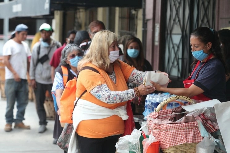 Una agrupación de motociclistas reparte comida y despensas a los ciudadanos en la Ciudad de México. Foto José Antonio López
