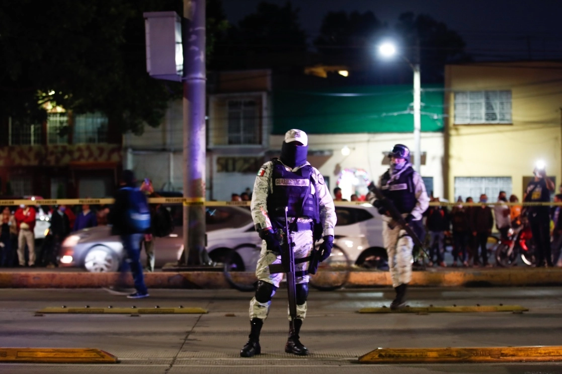 Seis de cada 10 empresas en el país encuentran en la inseguridad el principal obstáculo para su crecimiento, muestra el Índice Mexicano de Confianza Económica que elabora el IMCP. En la imagen, agentes durante un operativo. Foto Víctor Camacho / Archivo